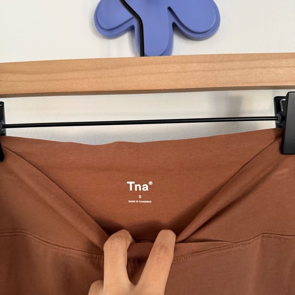 Aritzia TNA Small Butter Cheeky Flare Leggings Criss Cross Waist Stretch Tan - Picture 3 of 7